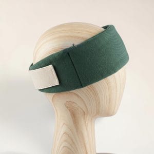 Bandeau migraine froid Naturaciel positionné sur le front et les tempes