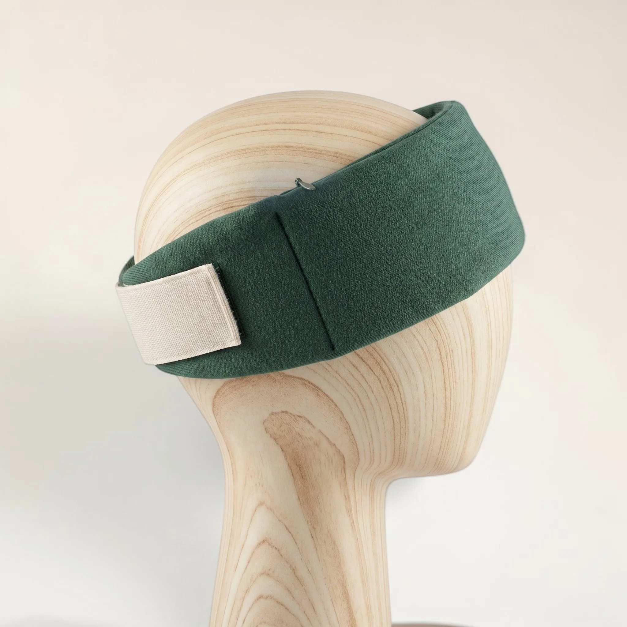 Bandeau migraine froid Naturaciel positionné sur le front et les tempes