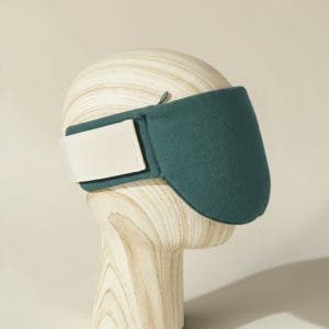 Masque chauffant pour les yeux Naturaciel porté sur un mannequin en bois
